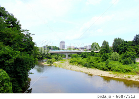 【宮城】仙台・大橋からの眺め　広瀬川と電車が通る仲の瀬橋 66877512