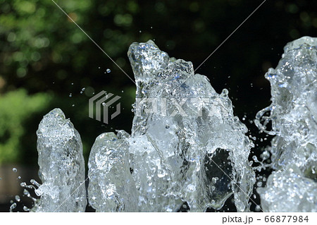 吹き上げる水 噴水 吹き上げる水 噴水 66877984
