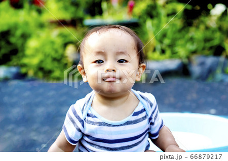 外で遊んで自慢げな表情をしている子供 水遊びしてずぶ濡れの子供 外で遊んで自慢げな表情をしている子供 水遊びしてずぶ濡れの子供 66879217