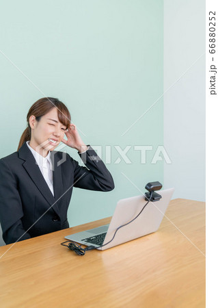 ウェブカメラを使ってオンライン面接する若い女性 就活失敗 の写真素材