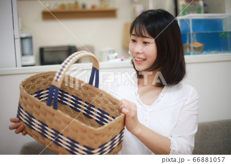 クラフトバンドでカゴを作る女性 66881057