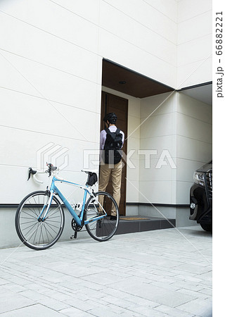 自転車通勤する男性 自転車通勤する男性 66882221