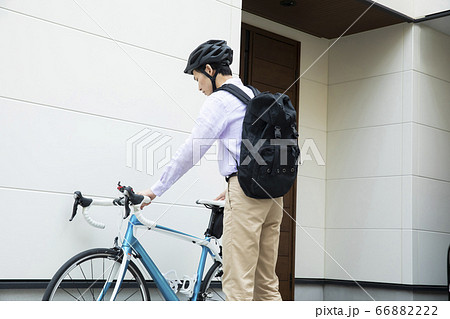 自転車通勤する男性 自転車通勤する男性 66882222