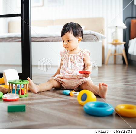 Kid playing at home 66882801