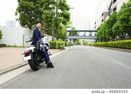 バイク通勤をするビジネスマン　横浜みなとみらい 66883034