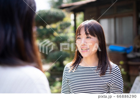 お喋りをする親子 66886290