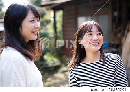 お喋りをする親子 66886291