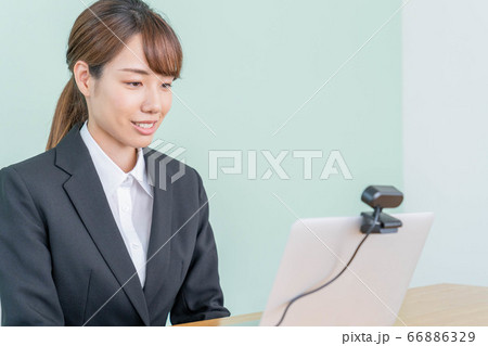 ウェブカメラを使ってオンライン面接する若い女性 66886329
