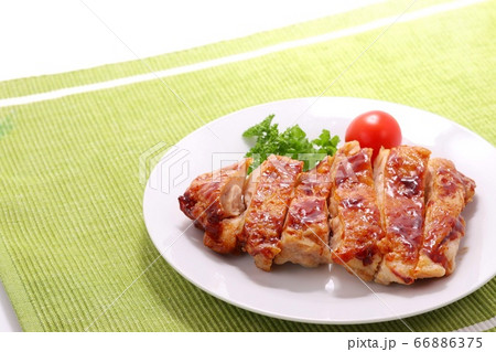 鶏の照り焼き　鶏肉料理 66886375
