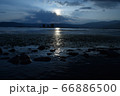 湖を照らす夕陽 66886500