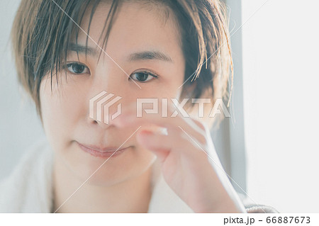 目が痒い女性 目が痒い女性 66887673