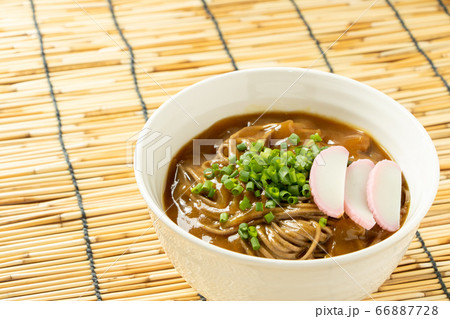 カレーそば(かまぼこ入り)。背景、すだれ。 カレーそば(かまぼこ入り)。背景、すだれ。 66887728