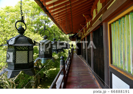 談山神社　拝殿回廊の灯籠 66888191