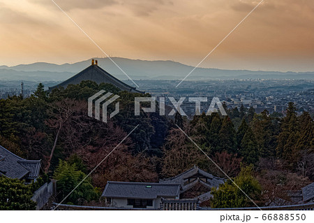 東大寺・二月堂から見る夕暮れの大仏殿と奈良市街 東大寺・二月堂から見る夕暮れの大仏殿と奈良市街 66888550