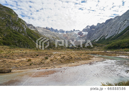エスメラルダ湖から流れ出る川 66888586
