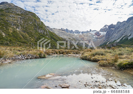 エスメラルダ湖から流れ出る川 66888588