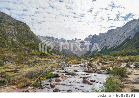 エスメラルダ湖から流れ出る川 66888591