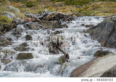 エスメラルダ湖から流れ出る川 66888593