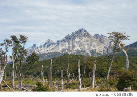 エスメラルダ湖へのトレッキングコース 66888886