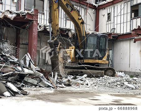 解体される建物 66888968
