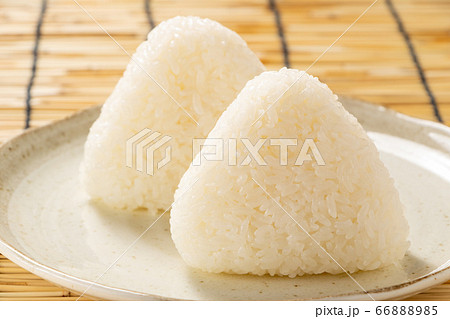 おにぎり･塩むすび。背景、すだれ。 66888985