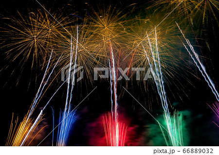 長野県上田市　千曲川河畔で打ち上げられる信州上田大花火大会の花火 66889032