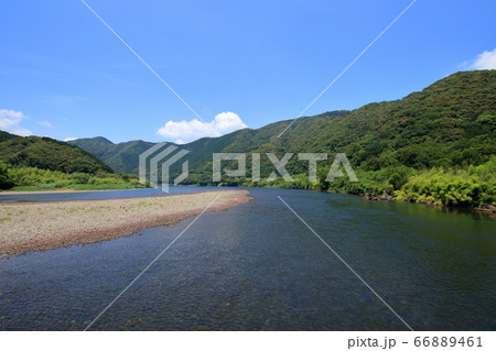 佐田沈下橋から上流を眺める 初夏(高知県四万十市) 佐田沈下橋から上流を眺める 初夏(高知県四万十市) 66889461