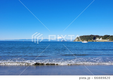 冬晴れの逗子海岸と富士山 冬晴れの逗子海岸と富士山 66889820