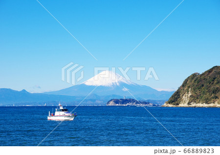 冬晴れの逗子海岸と富士山 66889823