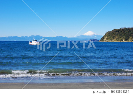 冬晴れの逗子海岸と富士山（神奈川県逗子市） 66889824