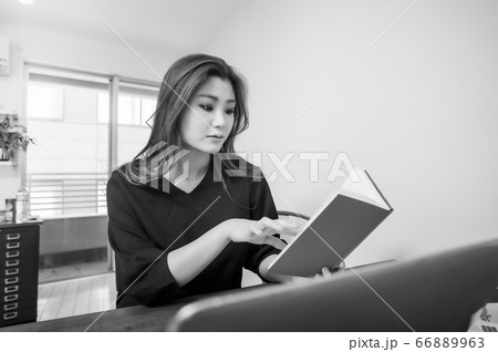 テレワーク　若い女性　ロングヘア 66889963