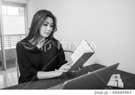 テレワーク　若い女性　ロングヘア 66889964