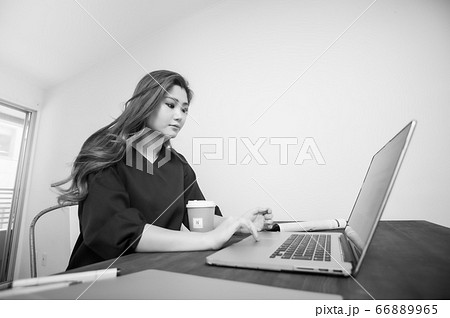 テレワーク　若い女性　コピースペース　モノクロ 66889965