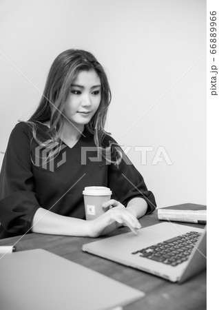 テレワーク 若い女性 モノクロ テレワーク 若い女性 モノクロ 66889966