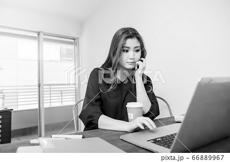 テレワーク 若い女性 白黒写真 頬杖 考える 迷う テレワーク 若い女性 白黒写真 頬杖 考える 迷う 66889967