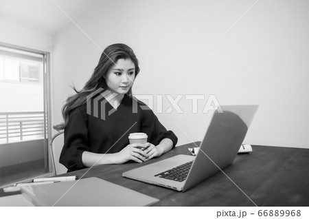 テレワーク 若い女性 白黒写真 ライフスタイル テレワーク 若い女性 白黒写真 ライフスタイル 66889968
