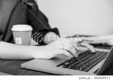 テレワークする若い女性の手元 66889971