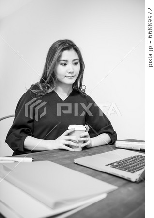 テレワークする若い女性 66889972