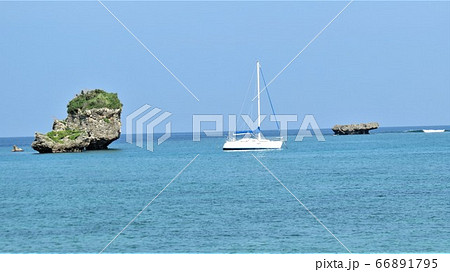 万座ビーチ　小島とヨット 66891795