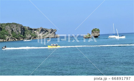 万座ビーチ　バナナボートとレジャー客 66891797