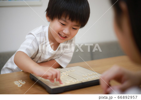 将棋を指す親子 66892957