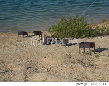 Iron barbecue. Left garbage of the lake. 66893811