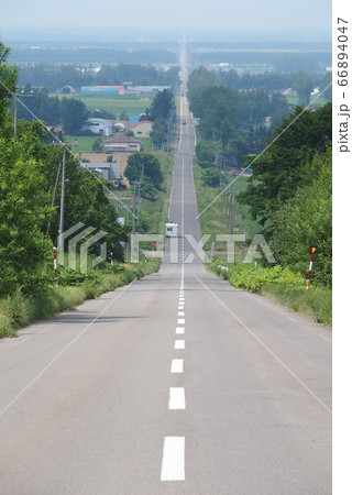 北海道の直線道路の写真素材