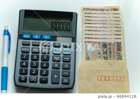 封筒に入っている10万円 66894126