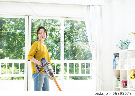 若い女性　掃除機 66895678