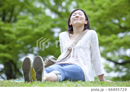 芝生に座る女の子 芝生に座る女の子 66895729