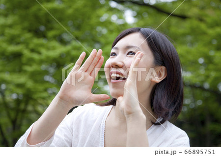 叫ぶ女性 66895751
