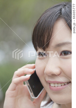 電話する女性 66895777