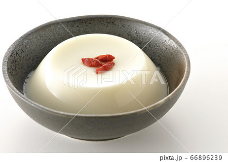 クコの実がのった杏仁豆腐(白背景) クコの実がのった杏仁豆腐(白背景) 66896239