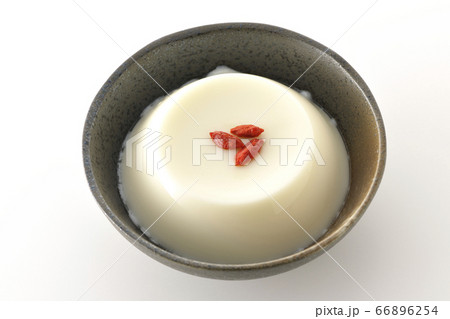 クコの実がのった杏仁豆腐（白背景） 66896254